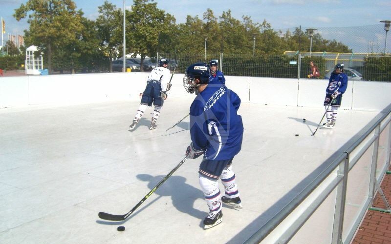 Kunststoff-Eisbahn aus Polystone® polar x: Professionelle Eisläufer bestätigen das hervorragende Gleitverhalten